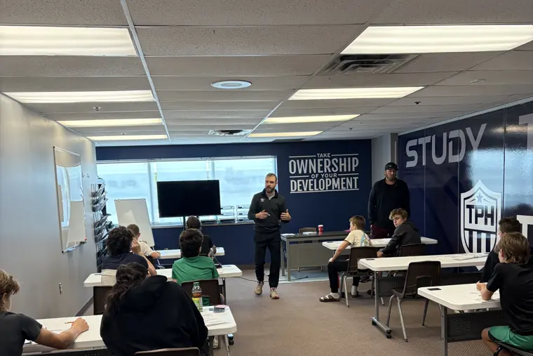 BeyondSport Global Canada hockey education program classroom session — 하키를 넘어선 교육 세션