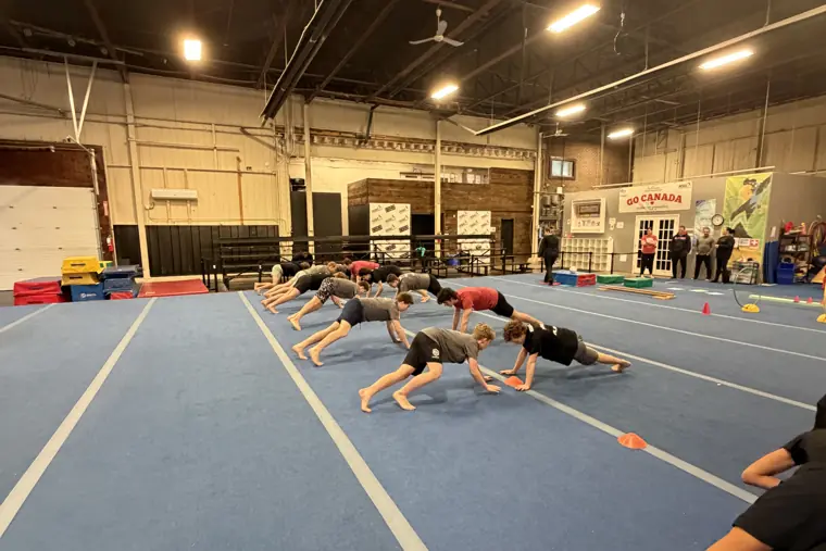 Youth hockey players conditioning training in Canada — 캐나다에서 컨디셔닝 훈련 중인 선수들