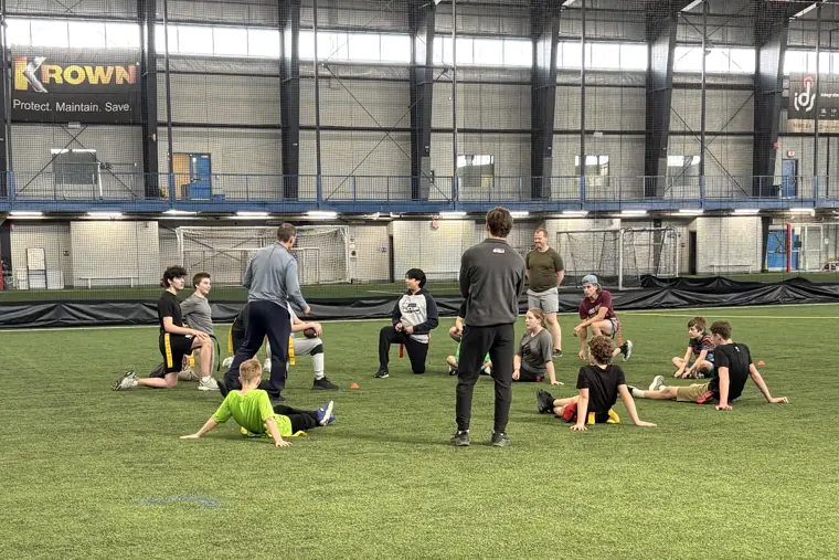 Korean student hockey players training in Canada — 캐나다에서 팀 훈련 중인 유소년 하키 선수들